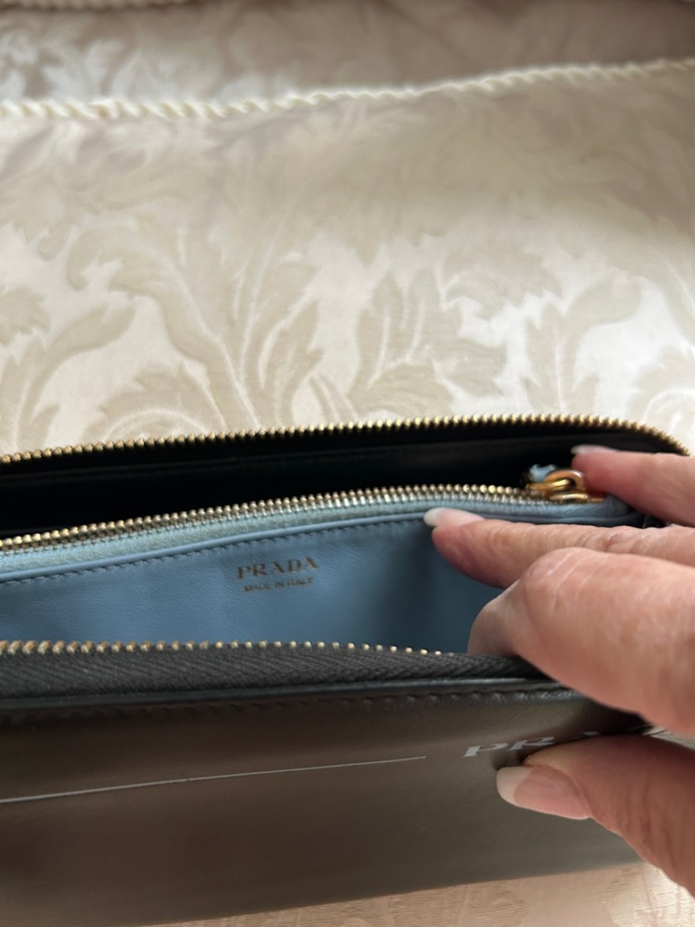 7013. Authentic Prada Black Leather Zip Wallet w/Turquoise Logo Detail & COA. - Picture 9 of 10